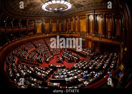 Rome, Italie. Feb 24, 2014. Le premier ministre Italien Matteo Renzi prononce un discours au Sénat à Rome le 24 février 2014. Le nouveau gouvernement italien a remporté le vote de confiance au Sénat Mardi, après que le premier ministre Matteo Renzi s'est engagé à travailler pour l'immédiat, des changements radicaux et de relancer le pays en proie à la récession de l'économie. Credit : Alberto Lingria/Xinhua/Alamy Live News Banque D'Images