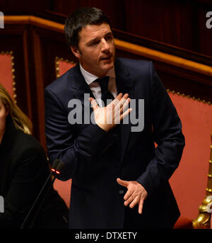 Rome, Italie. Feb 24, 2014. Le premier ministre Italien Matteo Renzi prononce un discours au Sénat à Rome le 24 février 2014. Le nouveau gouvernement italien a remporté le vote de confiance au Sénat Mardi, après que le premier ministre Matteo Renzi s'est engagé à travailler pour l'immédiat, des changements radicaux et de relancer le pays en proie à la récession de l'économie. Credit : Alberto Lingria/Xinhua/Alamy Live News Banque D'Images