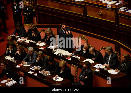 Rome, Italie. Feb 24, 2014. Le premier ministre Italien Matteo Renzi prononce un discours au Sénat à Rome le 24 février 2014. Le nouveau gouvernement italien a remporté le vote de confiance au Sénat Mardi, après que le premier ministre Matteo Renzi s'est engagé à travailler pour l'immédiat, des changements radicaux et de relancer le pays en proie à la récession de l'économie. Credit : Alberto Lingria/Xinhua/Alamy Live News Banque D'Images