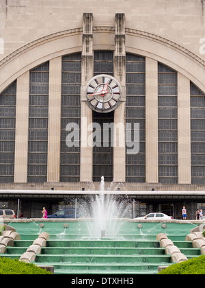 Détail de la façade de l'ancienne Union Terminal avec fontaine. L'énorme horloge station domine la façade incurvée Banque D'Images