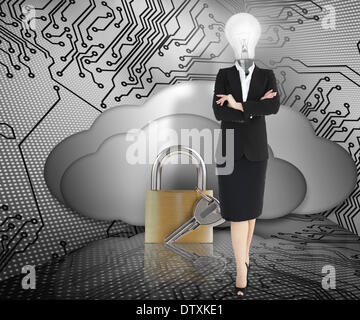 Businesswoman with lightbulb head et cadenas Banque D'Images