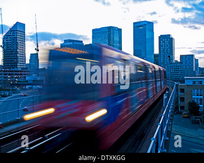 Train en arrivant à la station de DLR est de l'Inde montrant Canary Wharf à distance, l'Est de Londres, Londres, Angleterre, Royaume-Uni Banque D'Images