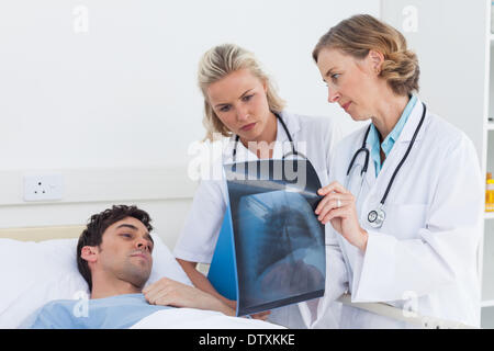 Radiographie montrant les médecins à un patient Banque D'Images
