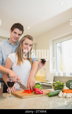 Couper les poivrons et couple drinking wine Banque D'Images