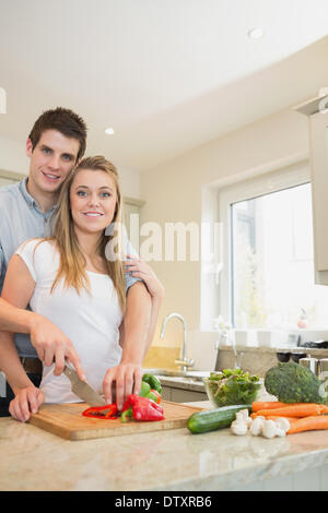 Couple heureux comment préparer les légumes Banque D'Images