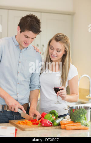 Coupe homme avec poivrons woman drinking wine Banque D'Images