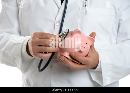 Médecin à l'aide de stéthoscope sur tirelire isolé sur fond blanc Banque D'Images