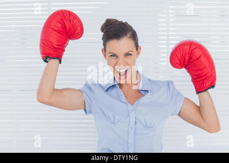 Man in boxing gloves cheering Banque D'Images