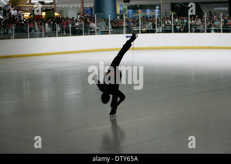 Pasay City, Philippines - 25 Février, 2014 : Michael Christian Martinez est la première patineuse artistique de l'Asie du sud-est de se qualifier pour les Jeux Olympiques, Martinez a également été le seul athlète représentant les Philippines lors de Jeux Olympiques d'hiver de 2014 à Sotchi, Russie et a servi comme porte-drapeau de son pays lors de la cérémonie d'ouverture. Martinez qui a commencé à patiner dans une galerie commerciale, qualifiée pour le programme libre à Sotchi, après avoir placé 19ème dans le programme court avec un score de 64,81 points. Credit : PACIFIC PRESS/Alamy Live News Banque D'Images