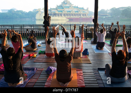 Exercices du matin dans Kandogyi avec Karaweik parc hall à bckgrd. Yangon. Myanmar (Birmanie). Banque D'Images