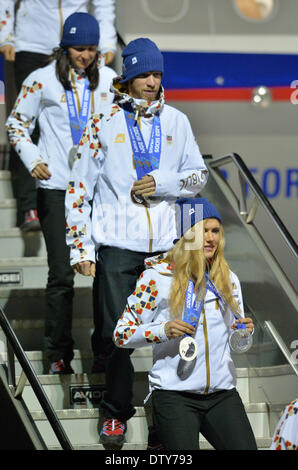 Les médaillés de la République tchèque (droite à gauche) Gabriela Soukalova, Jaroslav Soukup et Veronika Vitkova, Ondrej Moravec (n'est pas sur la photo), l'argent au relais mixte biathlon aux Jeux Olympiques d'hiver de 2014 à Sotchi, après leur arrivée à l'aéroport de Kbely à Prague, République tchèque, le 24 février 2014. (Photo/CTK Michal Dolezal) Banque D'Images