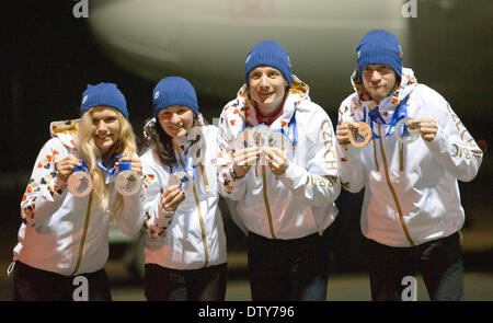 Les médaillés de la République tchèque (de gauche à droite) Gabriela Soukalova, Veronika Vitkova, Ondrej Moravec et Jaroslav Soukup, l'argent au relais mixte biathlon aux Jeux Olympiques d'hiver de 2014 à Sotchi, posent après leur arrivée à l'aéroport de Kbely à Prague, République tchèque, le 24 février 2014. (Photo/CTK Michal Dolezal) Banque D'Images