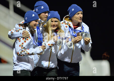 Les médaillés de la République tchèque (de gauche à droite) Veronika Vitkova, Jaroslav Soukup, Gabriela Soukalova et Ondrej Moravec, l'argent au relais mixte biathlon aux Jeux Olympiques d'hiver de 2014 à Sotchi, posent après leur arrivée à l'aéroport de Kbely à Prague, République tchèque, le 24 février 2014. (Photo/CTK Michal Dolezal) Banque D'Images