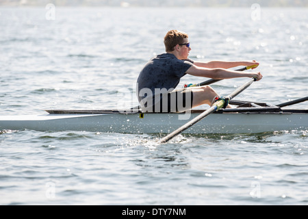 Shadow of rowing on river Banque D'Images