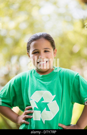 Mixed Race girl wearing recyclage t-shirt à l'extérieur Banque D'Images