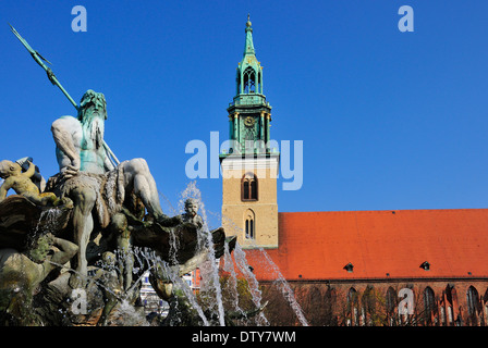 Berlin, Allemagne. / Marienkirche St Mary's Church (13-15thC) fontaine de Neptune Banque D'Images