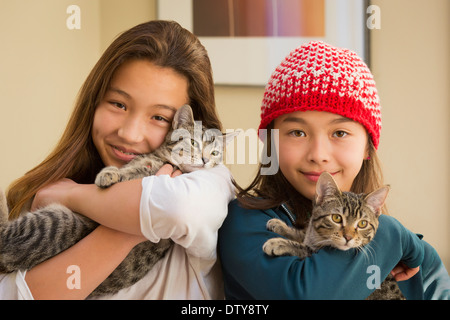 Mixed Race girls holding chatons Banque D'Images