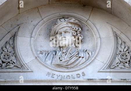 Londres, Angleterre, Royaume-Uni. Ministère des affaires étrangères et du Commonwealth à Whitehall. Détail de la façade : Buste de Sir Joshua Reynolds (peintre) Banque D'Images