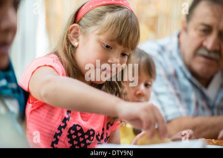 Hispanic family eating dinner at table Banque D'Images