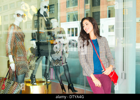 Mixed Race woman in city Banque D'Images