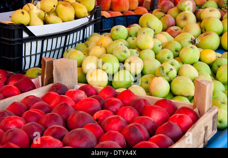Fruits frais biologiques à un marché de rue, pêches, nectarines, poires et pommes Banque D'Images