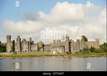 Ashford Castle est un château médiéval qui s'est élargi au fil des siècles et transformé en un hôtel de luxe 5 étoiles Hôtel Banque D'Images