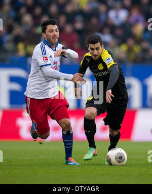 Hambourg, Allemagne. Feb 22, 2014. Hambourg, Tolgay Arslan (L) rivalise pour le bal avec Dortmund's Henrikh Mkhitaryan durant la Bundesliga match de football entre le Hamburger SV et le Borussia Dortmund à l'Imtech Arena de Hambourg, Allemagne, 22 février 2014. Photo : Thomas Eisenhuth/DPA - AUCUN SERVICE DE FIL/KEIN BILDFUNK-/dpa/Alamy Live News Banque D'Images