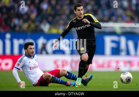 Hambourg, Allemagne. Feb 22, 2014. Hambourg, Tolgay Arslan (L) rivalise pour le bal avec Dortmund's Henrikh Mkhitaryan durant la Bundesliga match de football entre le Hamburger SV et le Borussia Dortmund à l'Imtech Arena de Hambourg, Allemagne, 22 février 2014. Photo : Thomas Eisenhuth/DPA - AUCUN SERVICE DE FIL/KEIN BILDFUNK-/dpa/Alamy Live News Banque D'Images