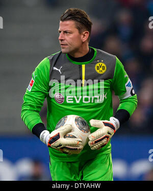 Hambourg, Allemagne. Feb 22, 2014. Le gardien Roman Weidenfeller Dortmund tient le ballon pendant le match de football de la Bundesliga entre Hambourg SV et le Borussia Dortmund à l'Imtech Arena de Hambourg, Allemagne, 22 février 2014. Photo : Thomas Eisenhuth/DPA - AUCUN SERVICE DE FIL/KEIN BILDFUNK-/dpa/Alamy Live News Banque D'Images