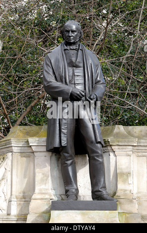 Londres, Angleterre, Royaume-Uni. Statue (1877, par le Baron Marochetti) d'Isambard Kingdom Brunel (1806-1859) : ingénieur en Temple Place Banque D'Images