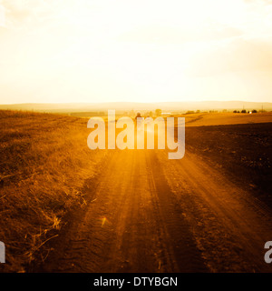 Dirt bikers roulant on rural road Banque D'Images