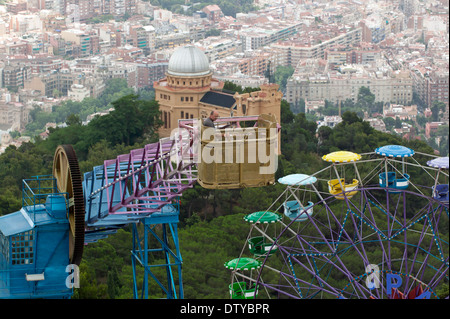 Vue aérienne de l'Atalaya ride et la grande roue dans le parc d'attractions du Tibidabo, Barcelone, Espagne. Banque D'Images
