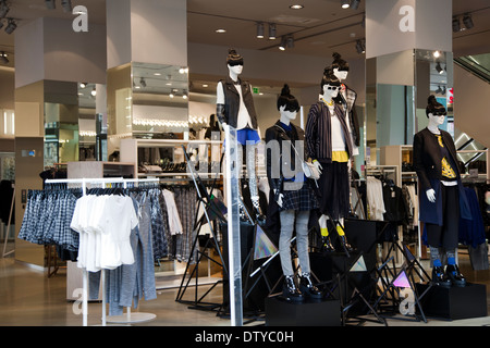 Les mannequins H&M sur l'affichage à l'entrée à Oxford Circus - London UK Banque D'Images