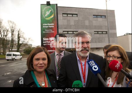 TD, Gerry Adams, président du Sinn Féin, parti politique, parler aux médias au Sinn Fein Ard Fheis, Banque D'Images