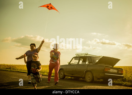 Caucasian family on rural road Banque D'Images