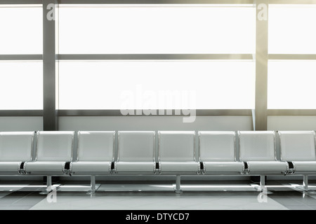 Des sièges vides dans le hall de l'aéroport Banque D'Images