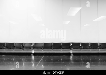 Des sièges vides dans le hall de l'aéroport Banque D'Images