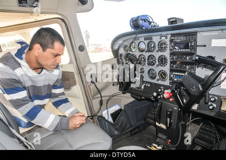 Effectuer une vérification pilote de contrôle en amont sur un Cessna skyhawk dans le cockpit Banque D'Images