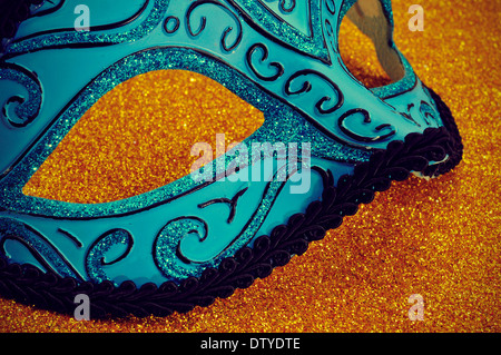 Un élégant masque carnaval bleu et noir sur un fond doré Banque D'Images