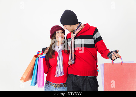 Couple indien shopping vetements d'hiver Banque D'Images