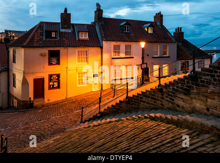 Crépuscule au bas des 199 marches, Whitby Banque D'Images