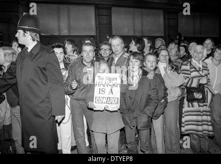 La police et la foule à la première apparition de détention provisoire Peter Sutcliffe, the Yorkshire Ripper, Dewsbury Magistrates Court, 1981 Banque D'Images