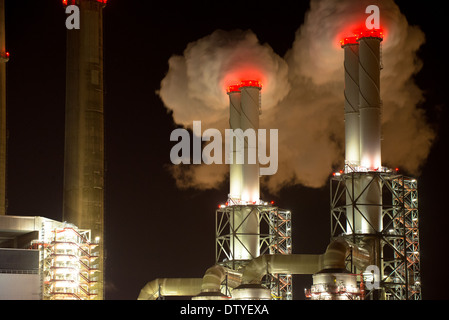 Tuyaux de fumée à la powerstation au Maasvlakte à Rotterdam par nuit Banque D'Images