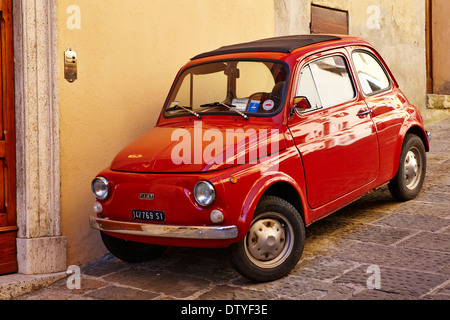 Fiat 500 rouge garée à l'extérieur d'une maison à Montepulciano, Toscane, Toscane, Italie Banque D'Images