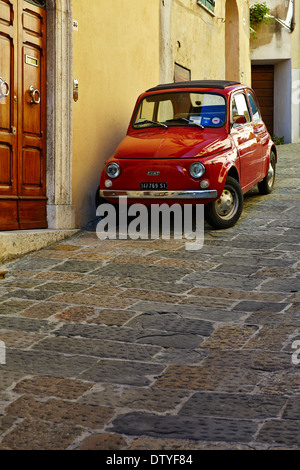 Fiat 500 rouge garée à l'extérieur d'une maison à Montepulciano, Toscane, Toscane, Italie Banque D'Images