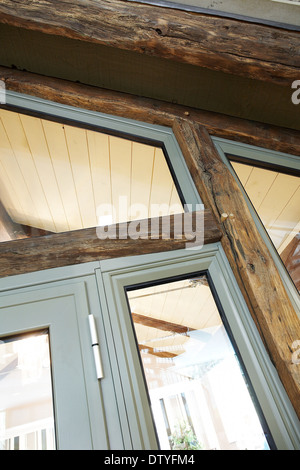 Une Orangerie conservatoire type détail extérieur sur une maison avec cadre en chêne et le PVC, Angleterre, Royaume-Uni.. Banque D'Images