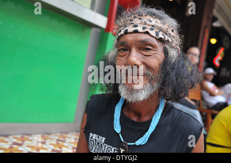Un homme sur Khaosan Road, à Bangkok, Thaïlande. Banque D'Images