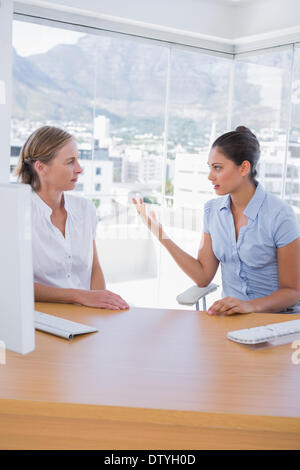 Arguant d'affaires au bureau Banque D'Images