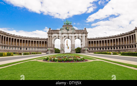 L'Arc de Triomphe dans le Parc Cinquantenaire à Bruxelles, Belgique avec des fleurs en été Banque D'Images