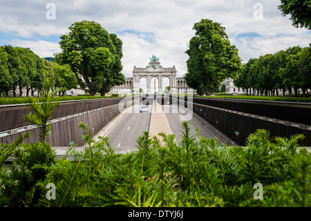 L'Arc de Triomphe dans le Parc Cinquantenaire à Bruxelles, Belgique avec tunnel en été Banque D'Images